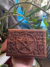 Coffre en bois avec pentacle *