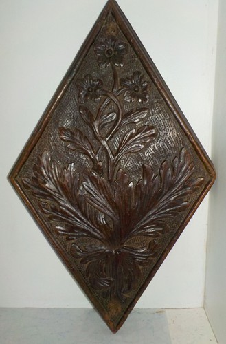 Planche losange sculptée - , au