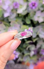 Bague en or blanc centrée