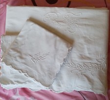 Un ancien drap brodé et monogrammé BT avec ses deux taies – linge ancien