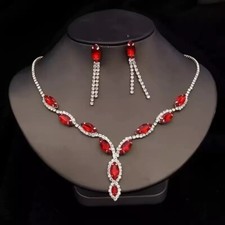Parure boucles d'oreilles, collier  soirée, mariage cristaux swarovski rouges