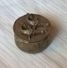 Boîte à bijoux ancienne  bronze ou laiton doré  avec couvercle relief poissons