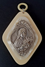 Pendentif de berceau religieux ancien en bakélite, Sainte Vierge à la croix.