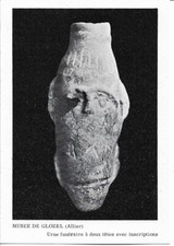 FERRIERES SUR SICHON - MUSEE DE GLOZEL - Urne funéraire à deux têtes avec inscri