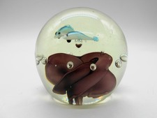 01) MAGNIFIQUE SULFURE PAPERWEIGHT BOULE PRESSE PAPIERS AUX POISSONS EN CRISTAL