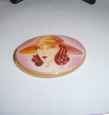 vintage broche ovale en résine, portrait femme en chapeau 6 cm x 5 cm BE
