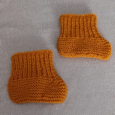 CHAUSSONS -  Taille naissance 3 mois - couleur caramel - tricotés à la main