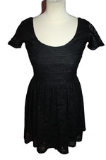 ROBE DENTELLE SANS MANCHE