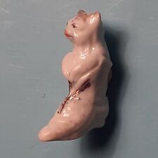 F. 1ère époque CHAT DANS UNE BOTTE H.2,7 cm Porcelaine émail  filet or