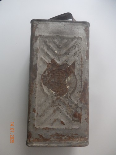 Ancien bidon essence ou - d'essence, /