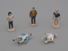 5 personnages debout ou assis