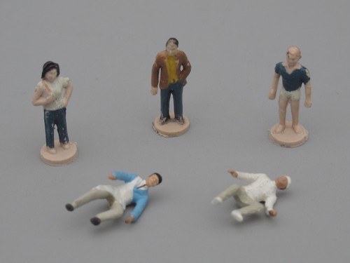 Personnages debout assis - 5,