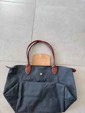 Sac fourre tout Longchamp bon état mais il y a des petits défauts, trou dans les