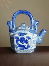 Théière Chinoise en porcelaine bleu et blanc signée