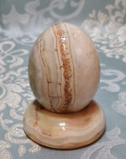 oeuf en pierre, en onyx avec son support, poids total 405 gr