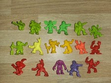 Lot De 17 Figurines MONSTER IN