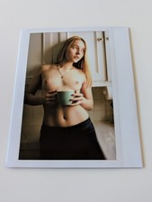 Photo de modèle nu Instax -