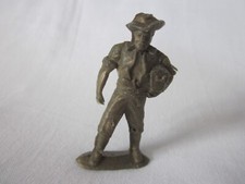 KOHO 1/32 :  PIRATE AVEC COFFRE AU TRÉSOR / FIGURINE VINTAGE
