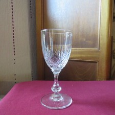 1 verre a vin blanc cristal de saint louis signé  modèle Massenet h 13 cm