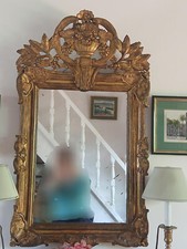 Epoque Régence :beau miroir bois doré, fronton vase grappes, feuilles d'acanthes