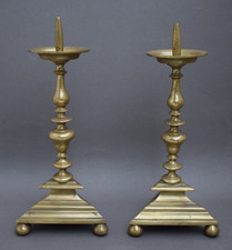Paire de pique-cierges en laiton d'époque XVIIème siècle et de style Louis XIII