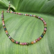 collier fin raffiné en pierre