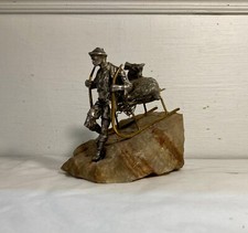 Chasseur au traineau Sujet en bronze doré laiton doré sur onyx Forêt Noire 1900