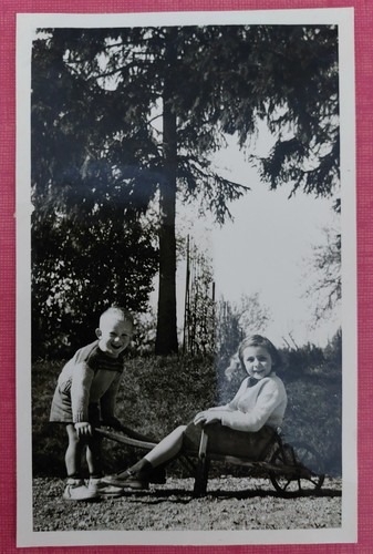 Photo deux enfants avec jouet - photo,