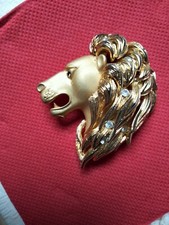 1 Belle Broche Tête De Lion En Plaqué Or Faux Diamants Blanc-bleu, yeux marron.