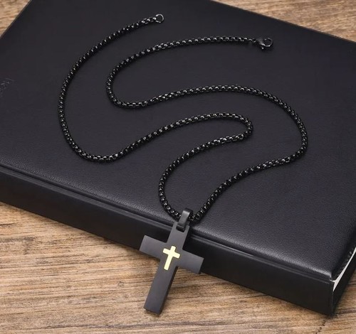 Collier pendentif croix noire