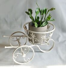 Support de plantes, petite charrette en métal vieilli blanche.