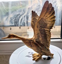 Statuette animalière oiseau oie sauvage en métal doré hauteur 24 cm env.