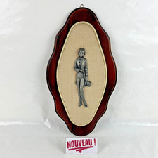 ➜CADRE/TABLEAU OVALE SCULPTURE EN ÉTAIN homme fond velours beige vintage/ancien