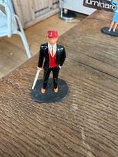 SCALEXTRIC FIGURINE SPECTATEUR AVEC CANNE 1/32 54 MM PIECE DE DIORAMA NOIR ROUGE