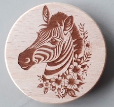 magnet en bois gravé avec le