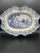 Plat ovale faïence à décor scène de chasse signée Au Dos , Moustiers ?