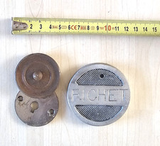 2 CACHES SERRURE dont une