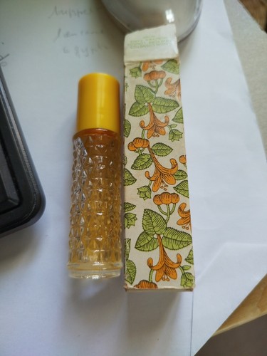 Une miniature parfum avon - de,