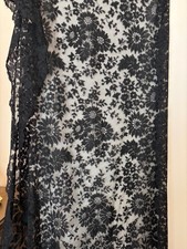 Grand foulard noir en dentelle