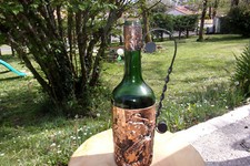 ancienne Bouteille de service pour vin scène cuivre repoussé anse métal tourné