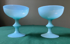 2 coupes à Champagne en Opaline Bleu De Portieux Vallerysthal