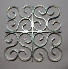 Dessous de la plat carré en métal argenté Gallia Christofle arabesques