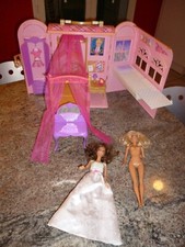 VALISE CHAMBRE A COUCHER + 2 POUPEES BARBIE ANNEE 2010 ETAT CORRECT