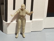 Figurine 23 : femme maman qui