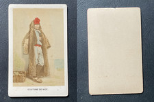 Homme en costume de Nice