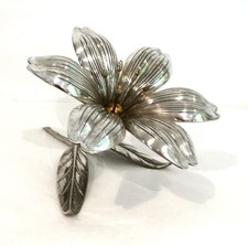 Fleur en bronze argenté sur