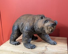 Ours grognant, bois sculpté