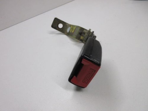 Attache ceinture arriere droit