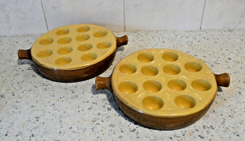 Deux poêlons à - **,