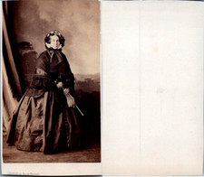 Levitsky, Paris, Femme mûre en chapeau tenant une ombrelle, circa 1860 CDV vinta